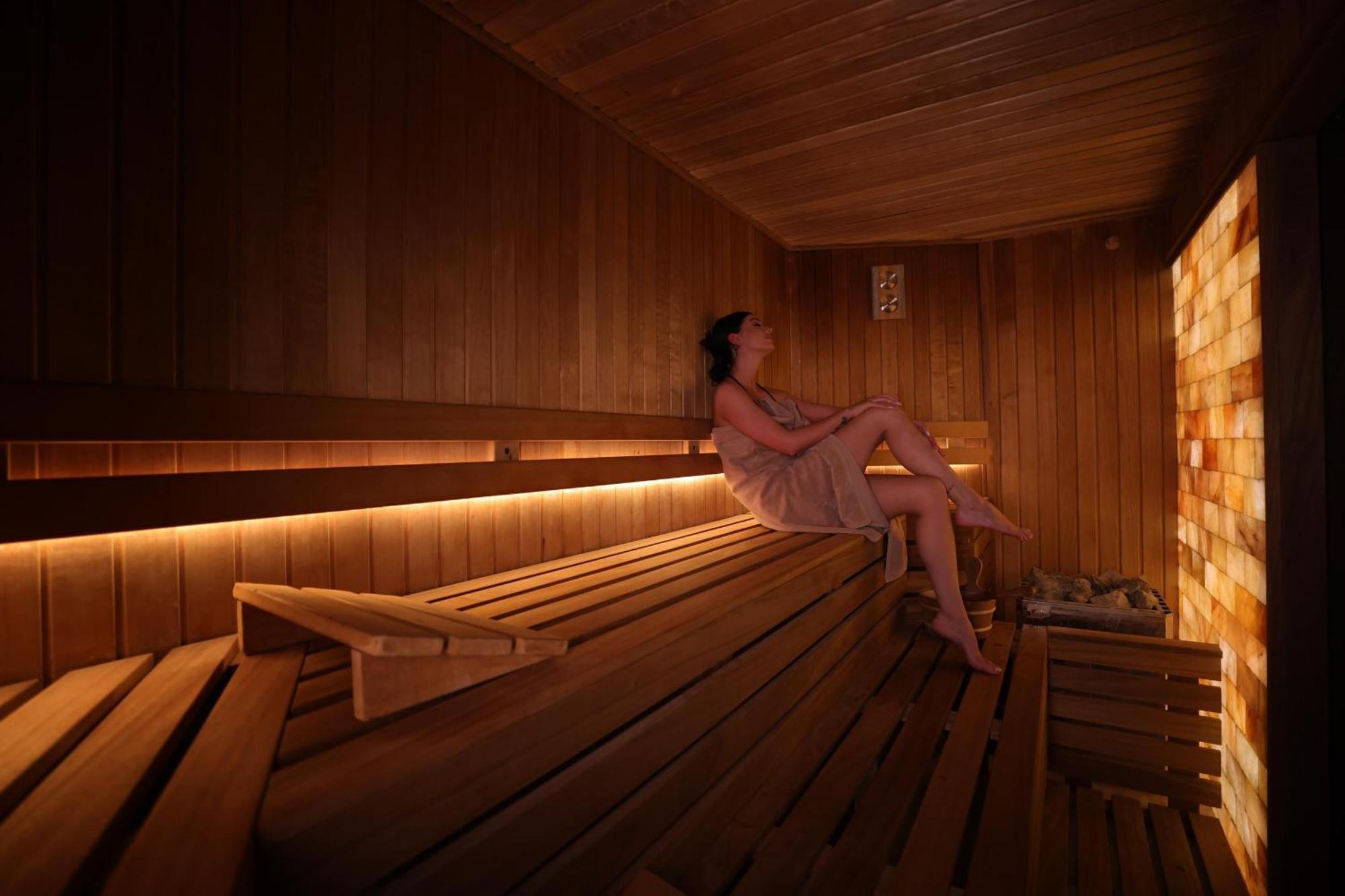 Grand Hotel Continental Bucuresti Exterior foto A woman in a sauna