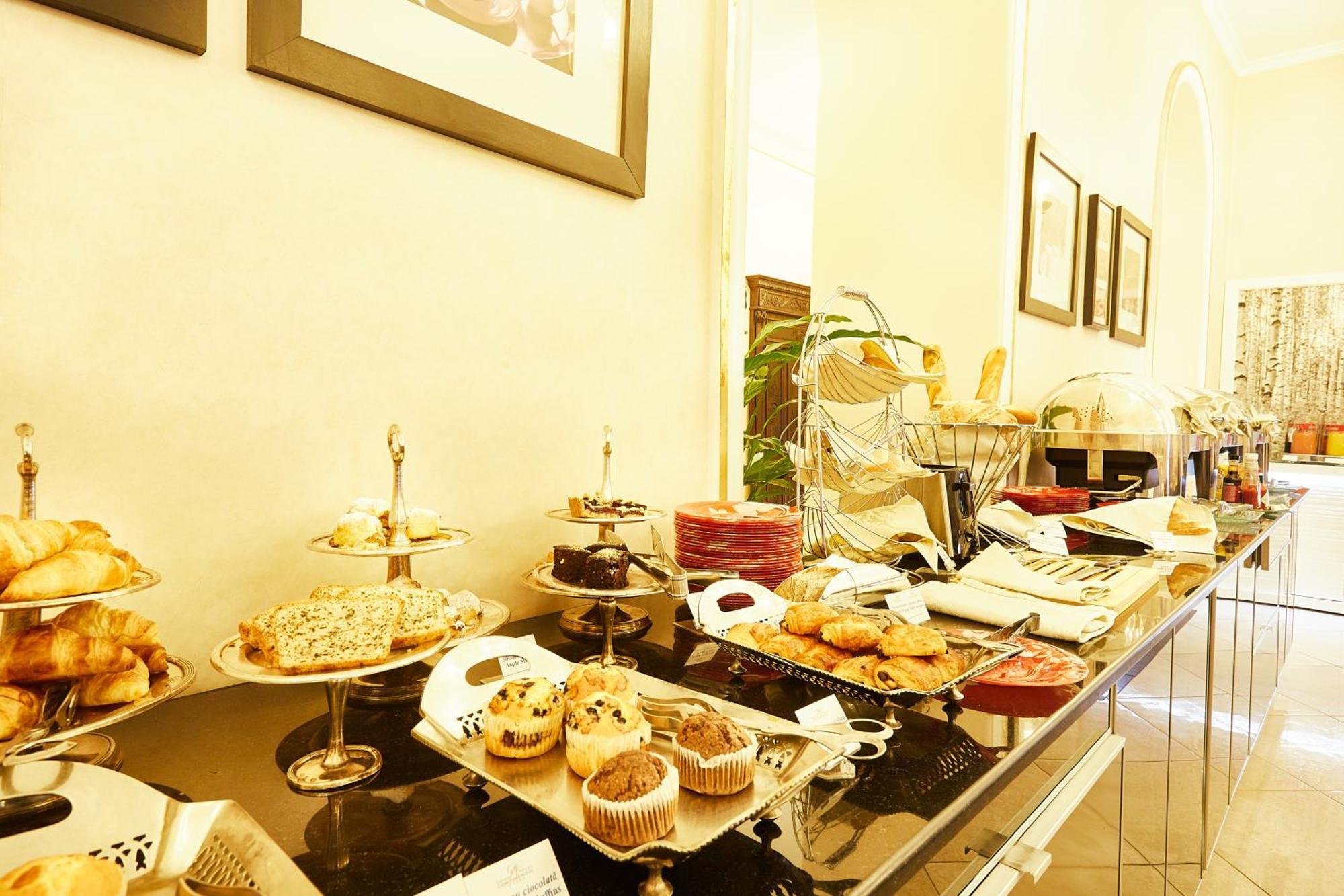 Grand Hotel Continental Bucuresti Exterior foto A buffet at a hotel