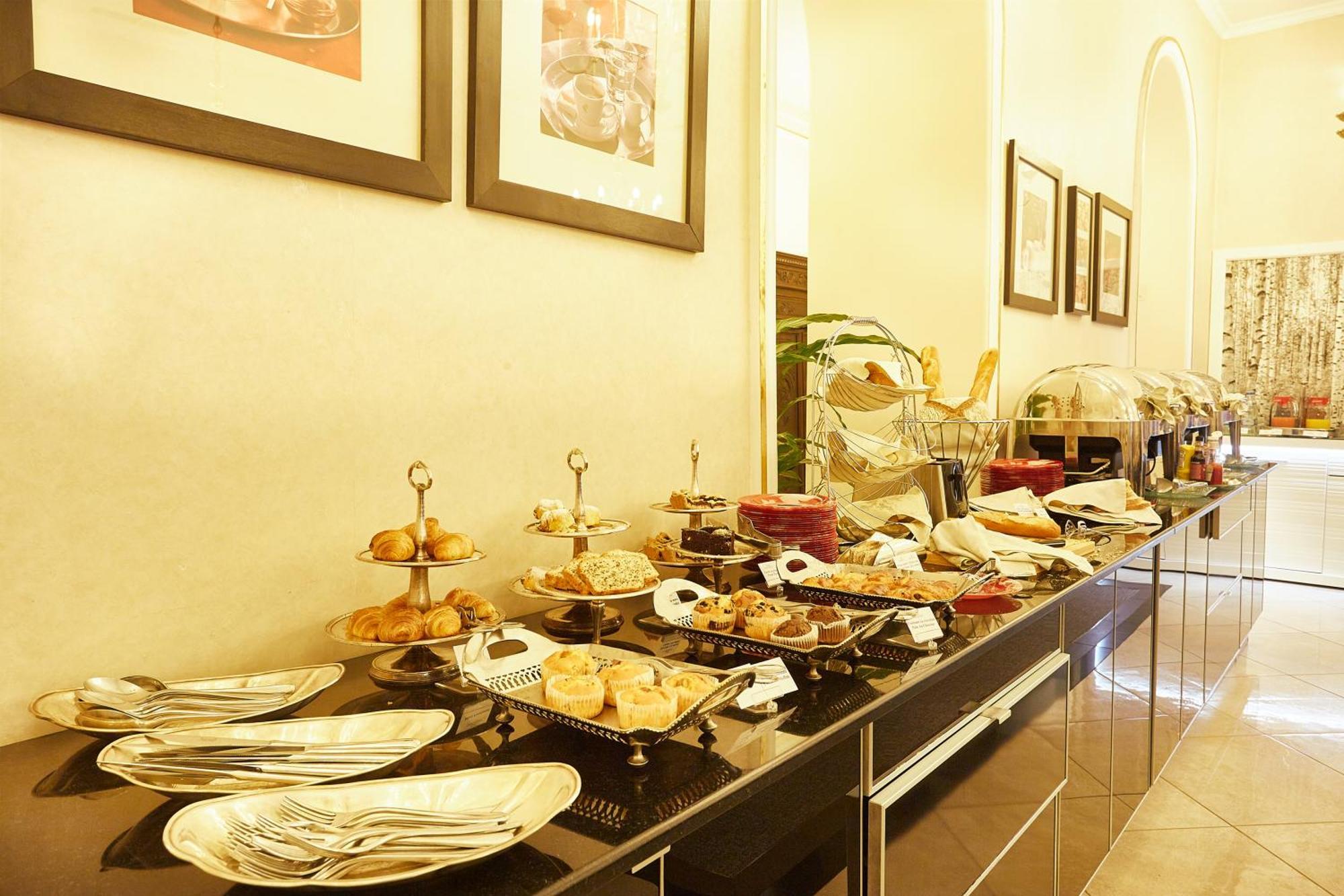 Grand Hotel Continental Bucuresti Exterior foto A buffet at a hotel
