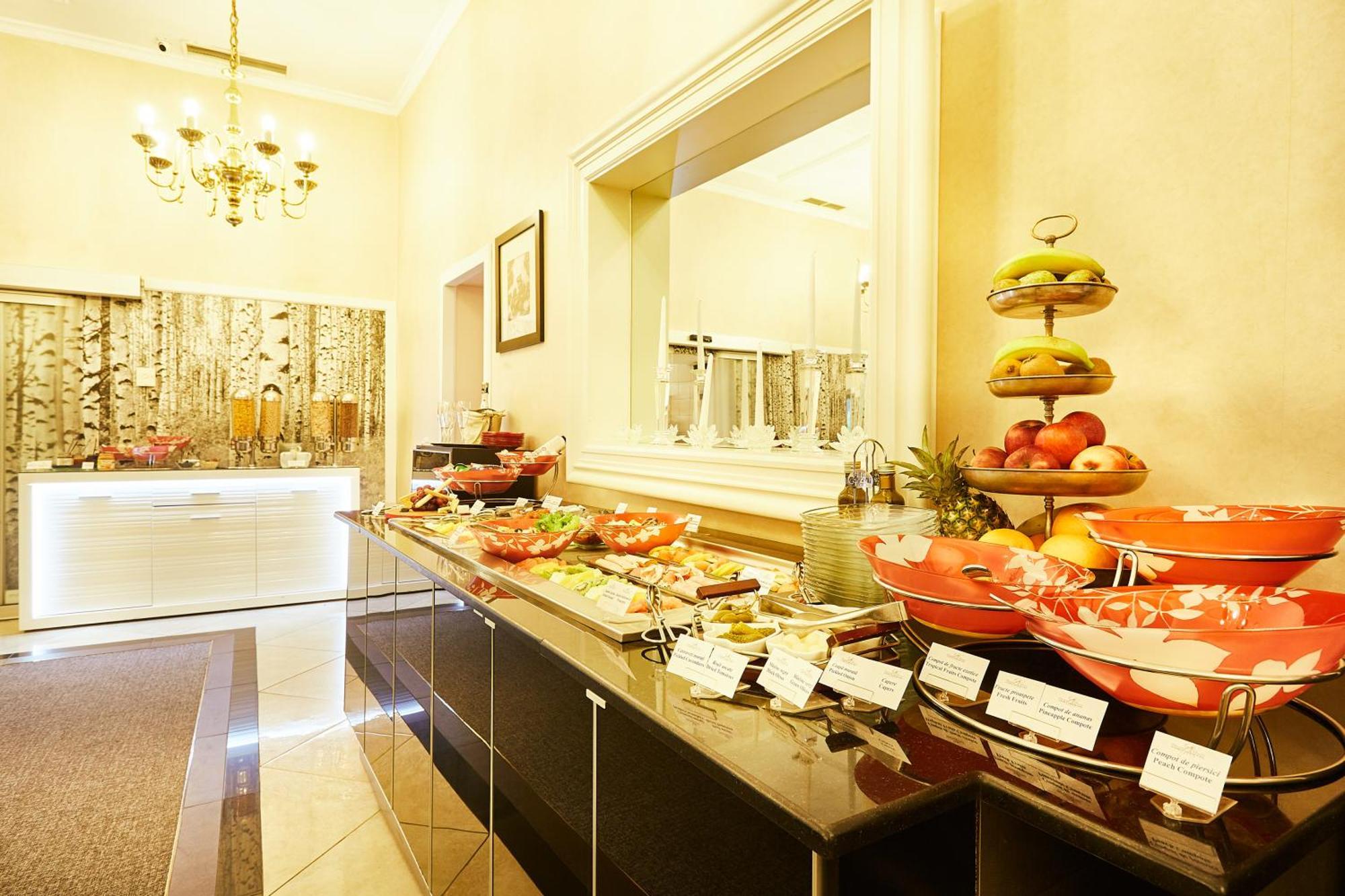 Grand Hotel Continental Bucuresti Exterior foto A buffet at a hotel