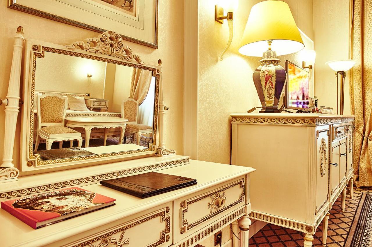 Grand Hotel Continental Bucuresti Exterior foto A dressing table