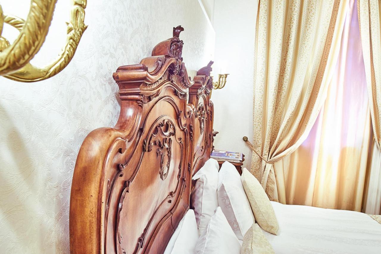 Grand Hotel Continental Bucuresti Exterior foto A bed with a carved headboard